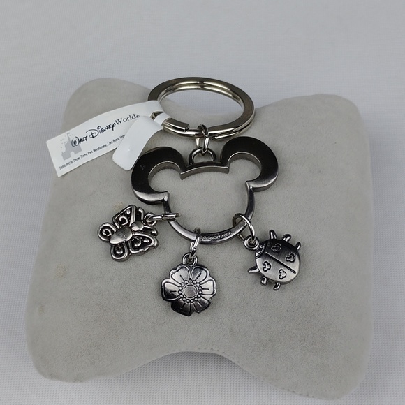 Walt Disney World Mickey Keychain. - Picture 2 of 7